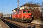 Im herrlichsten Herbstlicht steht am 16.12.2023 die 2143 070 des Vereins Neue Landesbahn mit dem EZ14140 von Wien Westbahnhof nach Neusiedl an der Zaya im Bahnhof Hohenau und wartet nach dem