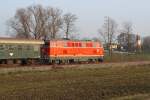 NLB 2143 070-7 am 23.November 2014 mit dem SR 17918 zwischen Pernersdorf und Peigarten. Im Hintergrund die Kapelle von Peigarten.