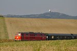 Der Abendzug mit der 2143.070 zurück nach Wien, kurz nach der Abfahrt in Ernstbrunn.