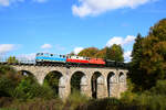 Der Höhepunkt der Reise war die Querung auf dem Veitsgraben-Viadukt kurz nach Weitra.
Die V10 + V5 + V12 sind auf dem Weg von Gmünd nach Groß Gerungs.
08.10.2022.