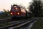 Am lauen Sommerabend des 26.7. 2024 steht die 2095.11 mit dem P8921 von Brunn am Berg nach Strauchbach im Bahnhof Trassdorf und wartet auf die Kreuzung mit dem P8920 und die Weiterfahrt.