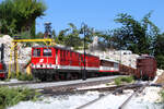 An einem heißen Augusttag 2005 donnern die 2095 001 und die 2095 004 mit einem schweren Güterzug von Garting kommend nach Brunn am Berg durch den Bahnhof Wisach.