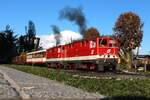 Im Bahnhof Strauchbach hat an einem frühherbstlichen Septembertag 2005 der GmP8955 von Garting nach Brunn am Berg einige Schnittholzwagen aufgenommen und ab dort hat auch die 2095 004 fleißig Leistung gezeigt.
Im Bahnhof Trassdorf beschleunigen sichtbar und hörbar die zwei 2095er mit dem Zug aus dem Bahnhof. 