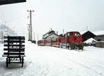 D10 der Zillertalbahn mit Zug 8826 (Mayrhofen - Jenbach) bei der Ankunft in Jenbach am 04.01.1987, 11.45u. Wagen 42-32-33-35.