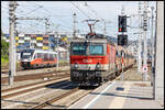 1144.208 donnert mit einem Güterzug durch Graz Hauptbahnhof . 6.Juli 2024 