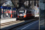 5022.12  wartet in Graz Hauptbahnhof noch auf die letzten Fahrgäste um nach Szengotthard zu starten .