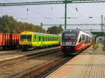 Szentgotthárd. In einer dichten Nebelsuppe versank am frühen Morgen des 21.10.2024 der Bahnhof Szentgotthárd vasútállomás. Nichts desto trotz schaffte es ein Regionalzug von Szombathely nach Szentgotthárd mit dem ehehmaligen ÖBB CityShuttle-Steuerwagen 8076 102 an der Spitze pünktlich an seinen Endbahnhof, während rechts der ÖBB 5022 049 als Regionalzug 4715 als Anschluss nach Graz wartet.