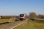 Am 14. Jänner 2025 war 5022 040 als R 4721 von Szentgotthárd nach Graz Hbf. unterwegs und erreicht soeben die Haltestelle Mogersdorf. Links neben dem Triebwagen ist der Kirchturm des Szentgotthárdi ciszterci apátság zu sehen. 