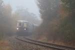 An einem nebeligen Morgen im Oktober ist diese Aufnahme kurz nach dem bekannten Gleisbogen bei Hetzmannsdorf auf der Fahrt nach Ernstbrunn entstanden (20.10.2012)