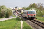 5047 088-9 als R 3216 verläßt den in frühlinghafter Stimmung aufgeladenen Bahnhof von Sattledt in Richtung Wels bei Km 12,7 der Almtalbahn, April 2017