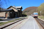 5047 046 und 5047 004 stehen am 15.4.2015 in Schrambach und warten auf die Abfahrt als R6717 nach St.Pölten Hbf.