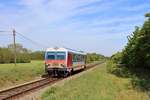 5047.051 an jener Stelle, an der sich kurz hinter Marchegg zwischen 1941 und 1946 die Betriebsausweiche Salmhof befunden hat. Noch sind hier Dieseltriebwagen unterwegs und Oberleistungsmasten fehlen, doch das soll sich bald ändern. (16.05.2020)