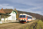 Am 13. November 2010 steht 5047 015 als SZ 16380 im Bahnhof Weins - Isperdorf. 