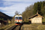 Am 13. November 2010 macht 5047 015 als SZ 16380 einen kurzen Halt in der aufgelassenen Haltestelle Hirschenau - Nöchling.