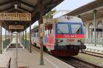 Der deutsche Grenzbahnhof Simbach am Inn befindet sich nur unweit der Grenze zu Österreich und der Stadt Braunau am Inn.
Es herrscht hier im Grenzübergang ein Stundentakt der meistens mit 5047ern auf österreichischer Seite sowie 628 auf deutscher Seite abgewickelt wird.
Der historische Bahnhof sowie der Bahnsteig befinden sich unter Denkmalschutz.
Am 2.10.2024 wartet der 5047 066 als R5977 auf die Abfahrt nach Neumarkt-Kalham.