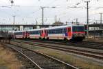 Gleich drei Triebwagen werden auf den Bahnsteig 11 berstellt, um dem Andrang der am Abend heimkehrenden Schifahrer aus Grnau im Almtal gerstet zu sein. Aufgenommen im Bahnhof Wels am 19. 1.2008.