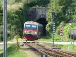 Kurz bevor der Dieseltriebwagen 5047 027-7 in die Drnsteiner Bahnhaltestelle eintrifft, durchquert er einen Tunnel.