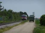 Etwa 100 m stlich von der Bahnhaltestelle Pillichsdorf trifft der 5047 095-4 auf einen Steyr Traktor. (08.05.09)