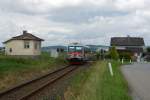 5047 074-9 passiert am 14.06.2010 als R 3480 nach Ried im Innkreis einen ehemaligen Schrankenposten bei Suben.