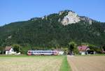 5047 084 beim Halt am 21.08.2010 als R2752 von Aspang nach Wiener Neustadt Hbf in Gleienfeld, vor der Felswand des 610 m hohen Trkensturz.