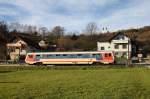 Planverkehr wie frher... Auf diesem Bild ist der 5047 015-2 bei der Rckfahrt von Sarmingstein nach Krems in Krumnubaum mit dem Wallfahrtsort Maria Taferl im Hintergrund zu sehen. 13.11.10