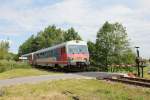 Die Triebwagen 5047 071-5 und 5047 072-3 treffen am 07.06.2013 gleich in Braunau am Inn ein. Schön ist das alte mechanische Läutwerk am Bahnübergang.