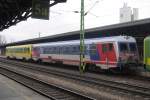 Gelegentlich verkehren auf der Linie Sopron - Wiener Neustadt gemischte Züge. Im Bild vom 15.12.14: 95 81 5047 502-7 A-ROEEE und 95 81 5047 034-3 A-ÖBB abfahrbereit im Bf Sopron.