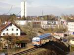 BB-Triebwagen 5047 082 fhrt als R3213 `Radio Obersterreich´ von Wels Hbf nach Grnau im Almtal; hier bereits in Thalheim bei Wels. Im Hintergrund die Messehallen, ins Auge sticht das Maria-Theresien-Hochhaus. [14.02.07, 14:04]  Re: Danke!