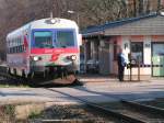 5047 068-1 als R 3466 in der Haltestelle Bad-Ried, 
die Schranken werden hier noch per Hand bettigt! 070313