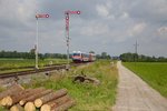 Zwei Triebwagen der Baureihe 5047 fahren gerade als REX 5814 in den Bahnhof Munderfing ein. (09.07.2016)