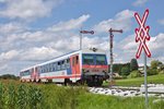 REX 5822 gebildet aus zwei Treibwagen der Baureihe 5047 bei der Einfahrt in den Bahnhof Munderfing.