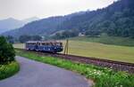 Regenwetter und eine Bahnlinie, welche die ÖBB eigentlich nicht länger unterhalten wollte: Ein Uerdinger Schienenbuszug am 18.07.1986 auf der Nebenbahn Launsdorf-Hochosterwitz-Hüttenberg.