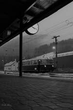 Am Abend eines kalten Dezemberabends wartet ein Schienenbus der Reihe 5081 im Bahnhof Admont auf die Abfahrt in Richtung Selzthal.