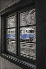 Im Bahnhof Erzberg wartet unser Fotosonderzug auf weiter Anweisungen des Stellwerkers der durch die Fenster seines Häuschens alles im Blick hat.