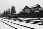 Anfang der 80er Jahre fuhr ein 5081 als Regionalzug von Eisenerz kommend nach Selzthal und wartet im Bahnhof Admont auf die Kreuzung mit einem Güterzug.