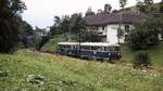 Auf dem Dreischienengleis zwischen Gmunden Seebahnhof und Engelhof ist im August 1987 eine Schienenbusgarnitur, bestehend aus 6581 057-4 und 5081 059-7, in Richtung Lambach unterwegs 