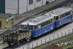 Die Bereisungstriebwagen 5081.01 (ehemals 8081.001) und 8081.021 und ein davor gespannte Güterwagen waren Mitte August 2020 im Lokpark Ampflwang zu sehen.