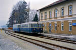 Erinnerung an den besonders schön gelegenen Seebahnhof Gmunden: Ein Uerdinger Schienenbuszug der Lokalbahn Lambach-Gmunden, zusammengestellt aus Wagen 6581.58 und Wagen 5081.52,  wartete dort am