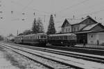 Ein nostalgisches Triebwagentreffen im Bahnhof Admont das aus den 70er Jahren sein könnte.
Der 5081.55 der  Arge 5081  sowie der 4042.01 von den  NbiK  und der 6546 210 von  Bahn im Film  trafen sich am 10.12.2022 im Zuge von Sonderfahrten zum Admonter Christkindlmarkt im winterlichen Ennstal.