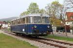 Am Weg von Perchtoldsdorf nach Wien Hbf fährt hier der 5081.55 auf der Kaltenleutgebnerbahn am 1.4.2024 aus dem alten Bahnhof Perchtoldsdorf aus.