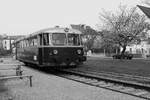 Nebenbahnflair aus den 90ern.
Der 5081.55 steht im alten Bahnhof Perchtoldsdorf und im Hintergrund ein Skoda Felicia aus dem jahre 1994.
Im Zuge einer Sonderfahrt am 1.4.2024 fand dieses Zusammentreffen zufällig statt.