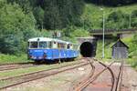 An den Bahnhof Präbichl grenzt nördlich der 591m lange Präbichltunnel in dem sich auch der Scheitelpunkt der Strecke befindet.
Der 5081 562 und der 5081 564 verlassen am 26.7.2015 den auf 1204m liegenden Bahnhof in Richtung Erzberg.