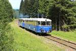 Der 5081 564 fährt gemeinsam mit dem 5081 562 am 26.7.2015 kurz hinter dem Bahnhof Präbichl in Richtung Vordernberg Süd.
Für die 71‰ steile Erzbergbahn zwischen Vordernberg und Eisenerz wurden 1971 sechs Schienenbusse für die Steilstrecke adaptiert und besorgten bis in die 80er Jahre den Personenverkehr.