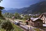 Kurz bevor sich der Himmel verdunkelt trifft 5081 001-9 im Juni 1987 im Bahnhof Kapellen (Strecke Mürzzuschlag - Neuberg) ein