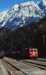 1010 020-4 durchfhrt im Sommer 1986 mit einem Gterzug den Bahnhof Werfen