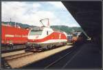 1012 002 wartet im Juli 2000 auf neue Aufgaben, wrend auf dem Nachbargleis die 1044 201 mit dem Autoreisezug Wien-Feldkrich durch den Bahnhof rollt.