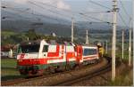 Und wieder einmal gab es Messfahrten mit der Baureihe 1014.Am ersten Messtag wurde zwischen St.Veit an der Glan und Neumarkt in der Steiermark gefahren.Hier sieht man den Messzug bei der berstellfahrt von St.Veit nach Knittelfeld mit den Loks 1014 011  Rail Cargo  und 1014 014 nahe Neumarkt. 
21.9.2011