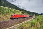 1016 040-0 und 1116 077-9 fahren mit einem Güterzug, nahe Kolbnitz, die Tauernbahn-Südrampe hinauf.