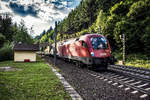 1016 034-1 fährt mit einem Güterzug bei Oberfalkenstein, die Tauernbahn-Südrampe hinunter.