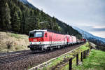 1144 221-9 und 1016 028-3 fahren bei Penk, mit einem Gemischten Güterzug, die Tauernbahn-Südrampe hinauf.